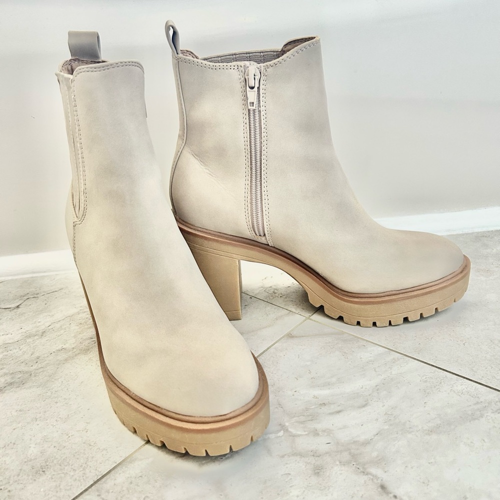 Dulce Vita Cream Chelsea Ankle Boots Sz 7.5